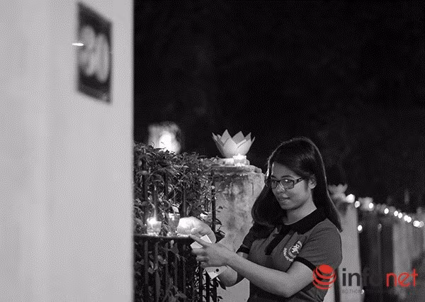 Phía ngoài hàng rào, hàng trăm ngọn nến được người đi đường thắp lên khiến ngôi nhà của Đại tướng sáng lung linh một góc đường.