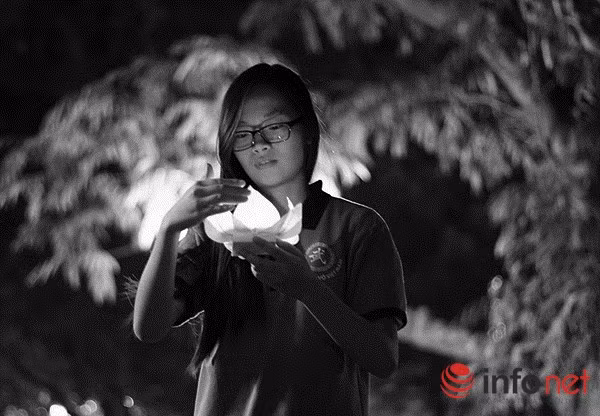 Bạn Vũ Thị Hằng, sinh viên năm nhất trường ĐH Thương Mại cho biết: "Nghe, học về Đại tướng Võ Nguyên Giáp trong sách vở rất nhiều nhưng đây là năm đầu tiên em được đến thắp nến tri ân Đại tướng".