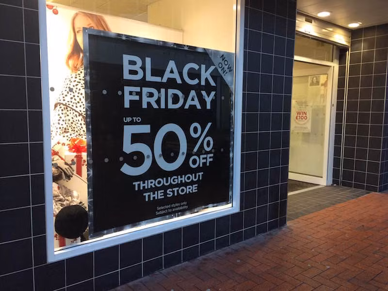 Một cửa hàng khác giảm giá tới 50% ngày Black Friday.