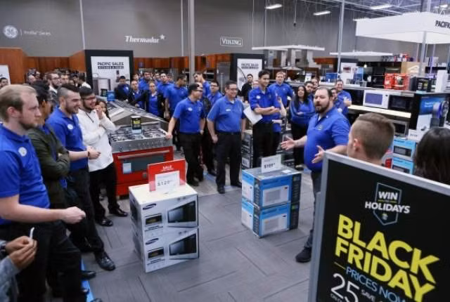 Hơn 130 nhân viên của cửa hàng Best Buy ở Henderson (Mỹ) đã trải qua một buổi tập huấn để chuẩn bị cho ngày Black Friday, một trong những ngày mua sắm lớn nhất trong năm ở Mỹ.