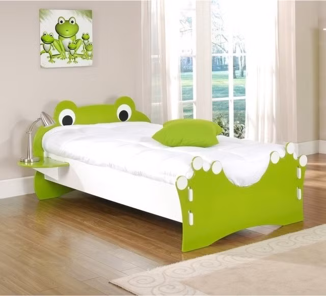 Chiếc giường hình con ếch dễ thương.