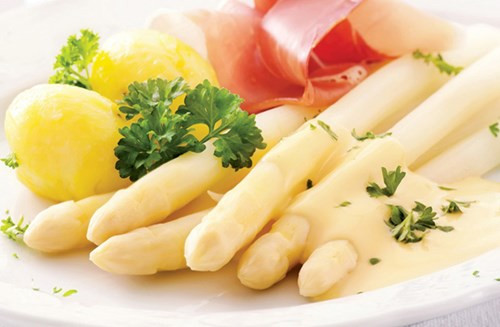 Trong khi đó, tại những nơi công cộng, hàng loạt tờ rơi, áp phích, cẩm nang dạy nấu các món ăn từ măng tây được phát miễn phí.