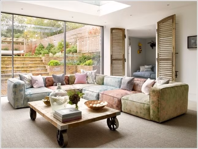 Những món nội thất tông màu ấm áp dịu dàng như hồng, xanh khiến không gian tiếp khách nên thơ hơn.