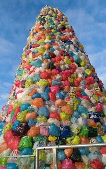 Cây thông độc đáo được làm từ những túi rác ở Anh: Trẻ em được giao nhiệm vụ đi gom túi rác tại các hộ dân, chính quyền địa phương sau đó dùng chúng để dựng cây thông chào đón mùa lễ hội.