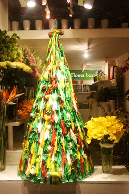 Cây thông bằng bao cao su tại TP HCM: Cây thông đặc biệt này có thông điệp mang đến một mùa Giáng sinh ý nghĩa, an lành cho trẻ em không may mắn bị nhiễm HIV/AIDS.