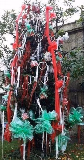 Ở Bradford-on-Avon, hạt Wiltshire (Anh), cây thông Noel này được làm từ những thứ sót lại sau vụ nổ một nhà máy vải.