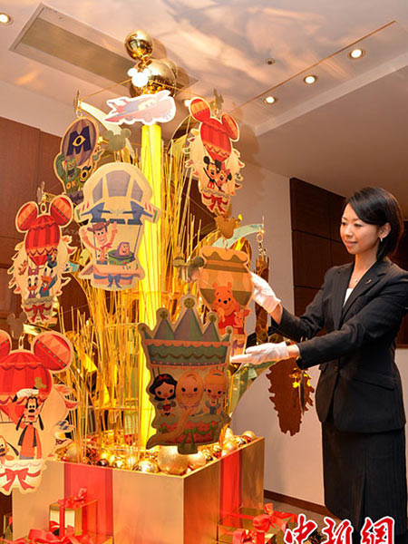 Công ty vàng bạc hàng đầu tại Nhật Bản Ginza Tanaka đã cho ra mắt một cây thông bằng vàng ròng khổng lồ vào ngày 18/11/2013. Nguyên liệu làm ra cây thông cao 2,4m này chính là 43kg vàng nguyên chất. Hiện nó được chào bán với giá 500 triệu yên (tương đương hơn 100 tỷ đồng).