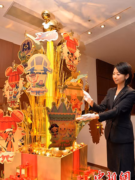 Công ty vàng bạc hàng đầu tại Nhật Bản Ginza Tanaka đã cho ra mắt một cây thông bằng vàng ròng khổng lồ vào ngày 18/11/2013. Nguyên liệu làm ra cây thông cao 2,4m này chính là 43kg vàng nguyên chất. Hiện nó được chào bán với giá 500 triệu yên (tương đương hơn 100 tỷ đồng).