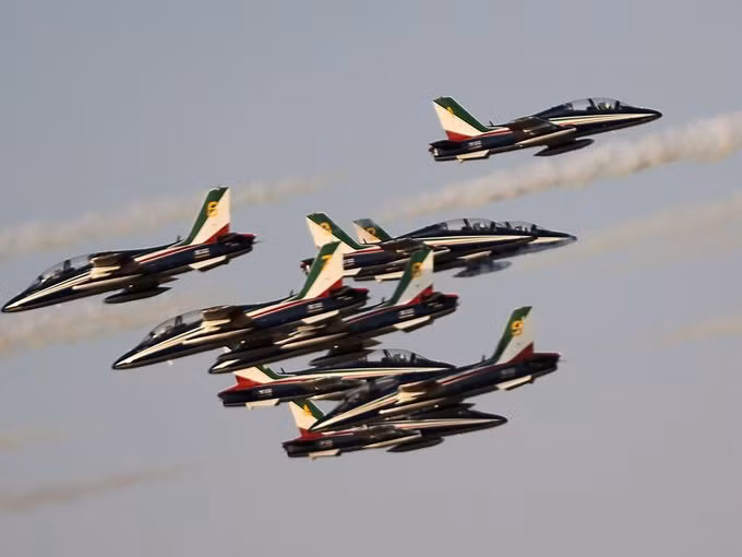 Màn nhào lộn trên không của lực lượng Không quân Ý thực hiện trong quá trình khai mạc Dubai Airshow 2015.