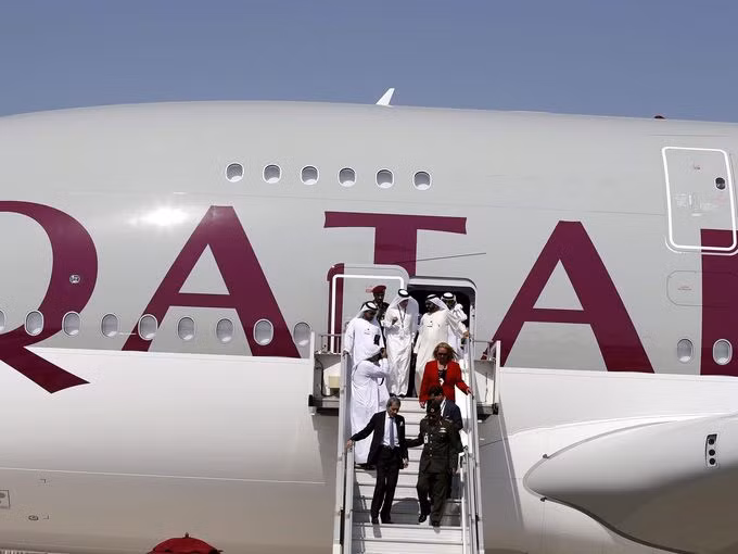 Các quan chức Dubai tham quan và kiểm tra chiếc máy bay chở khách Airbus A380 của hãng hàng không Qatar Airways tại Dubai Airshow 2015.