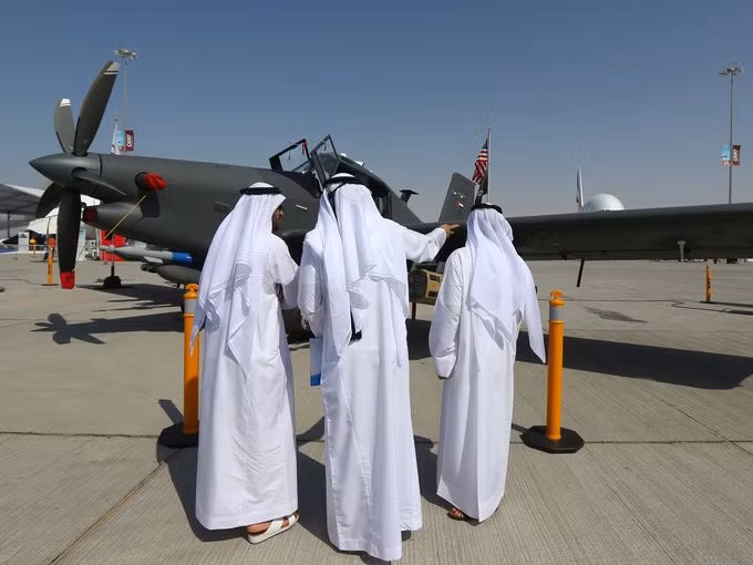 Những mẫu phi cơ quân sự thu hút khá đông du khách tham quan.