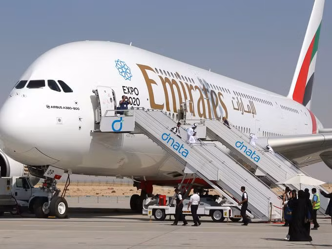 Du khách tham quan một chiếc Airbus A380 của hãng hàng không Emirates Airlines.