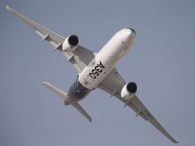 Chiếc Airbus A350 XWB có màn trình diễn bay lượn trên bầu trời Dubai.