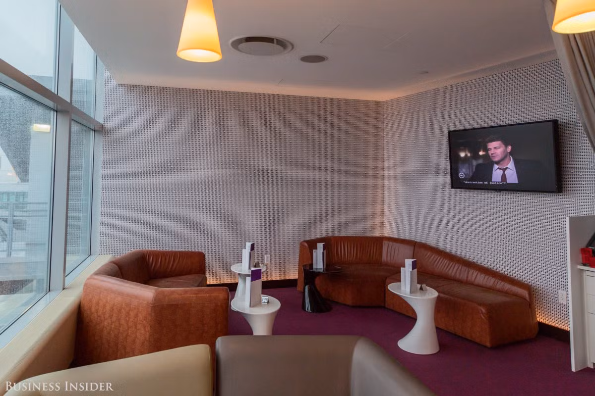 Trong góc xa là một phòng khách riêng biệt, có thể được che màn cho những cuộc trò chuyện riêng tư, nếu cần thiết.