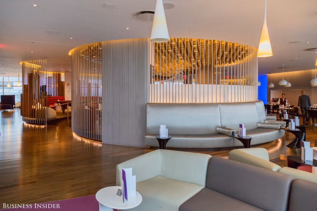 Quán bar nổi bật nằm ở trung tâm, nơi hành khách có thể thưởng thức những ly cocktail ngon tuyệt.