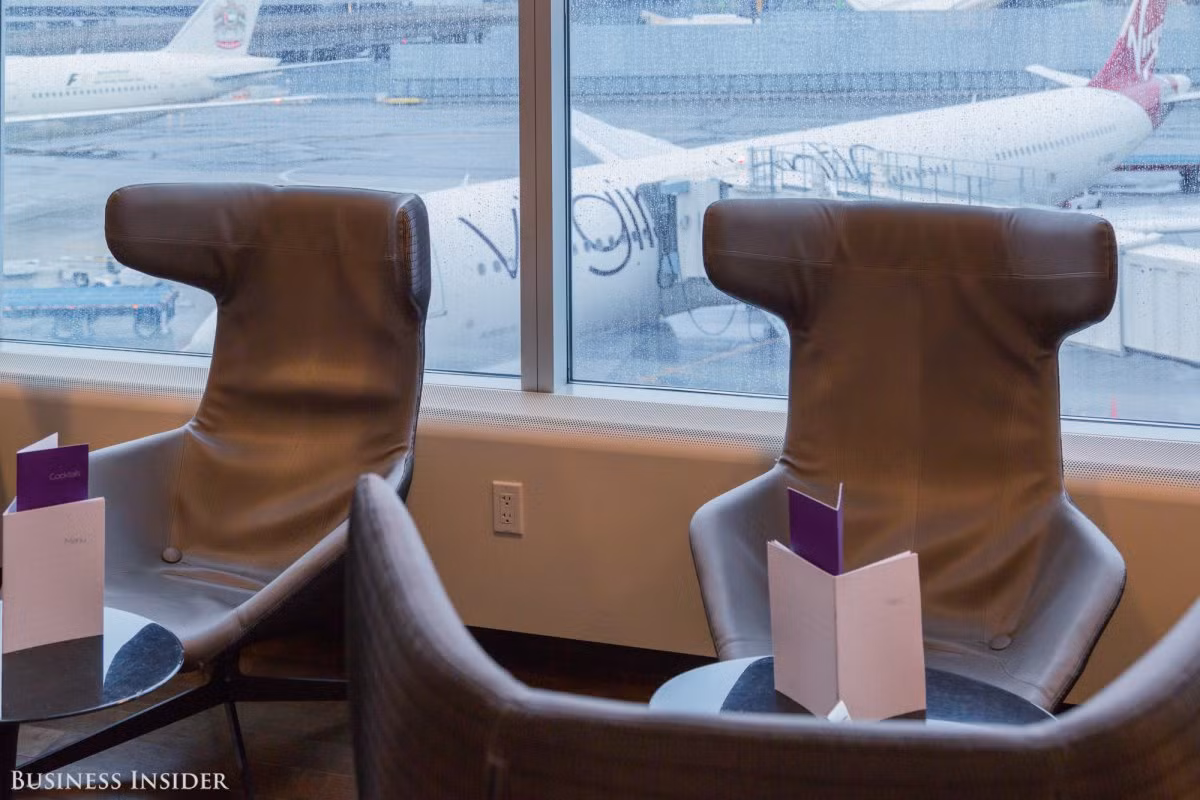 Những chiếc ghế nhìn ra cửa lên máy bay thực sự thoải mái. Từ đây, hành khách có thể vừa thưởng thức bữa ăn vừa ngắm cảnh quan bên ngoài.