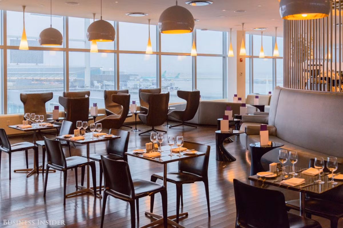 Khu vực ăn uống là nơi tốt nhất để thưởng thức một bữa ăn tối cho người sành ăn trước khi lên chuyến bay.