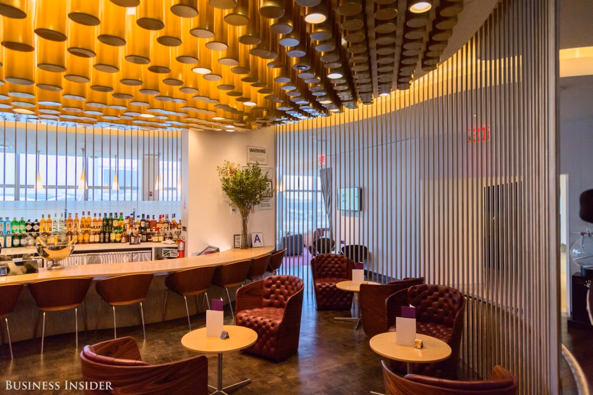 Tại phòng chờ VIP của hãng hàng không Virgin Atlantic, hành khách không chỉ nghỉ ngơi, thư giãn mà còn được phục vụ rất nhiều đồ ăn miễn phí.