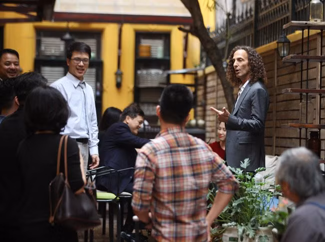 Nhiều vị khách trong nhà hàng đã nhận ra Kenny G và chủ động tiến tới giao lưu.