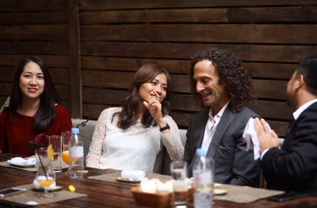 Trong lần sang Hà Nội biểu diễn, không ít người chú ý đến "bóng hồng" xuất hiện bên cạnh Kenny G. Được biết, người bạn gái hiện tại của huyền thoại người Mỹ tên là Anaisia Thuy Nguyen, sinh năm 1977. Cô là một nhà thiết kế nội thất và là người Việt, gốc Phan Rang, theo gia đình sang Mỹ định cư từ năm 2 tuổi. Cô sống tại San Jose (Mỹ) và từng học tại trường Đại học Sorbone của Pháp. Kenny G và Anaisa đã tìm hiểu nhiều năm nhưng đây là lần đầu tiên ông về thăm quê hương của bạn gái.