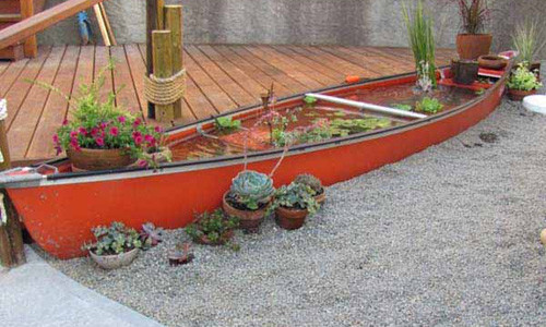 Bể cá hình thuyền.