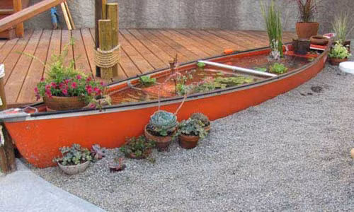 Bể cá hình thuyền.