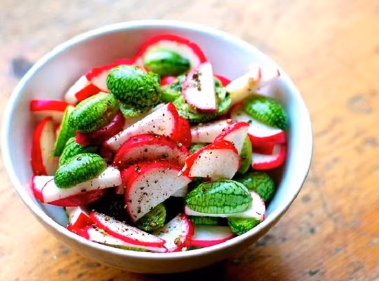 Các chị em hiện rất ưa thích dùng loại dưa hấu nhỏ này để làm các món salad, rau trộn, vừa ngon miệng vừa đẹp da.