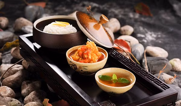 Chính vì đây là món ăn đắt đỏ theo mùa nên cua lông được các nhà hàng cũng như giới đại gia săn lùng với giá chát.