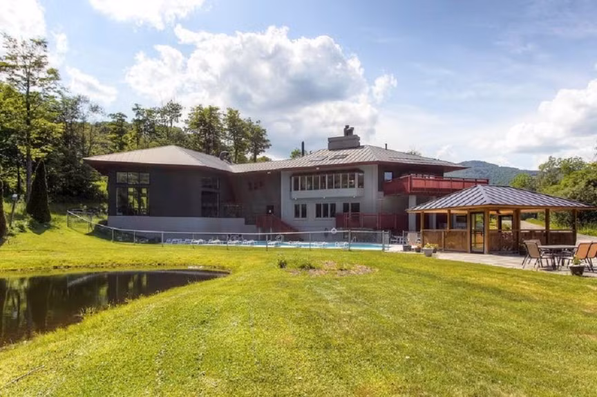 9. Sunrise Mountain Timberline Unit K-8, Vermont: Khu nghỉ dưỡng này có 3 phòng ngủ, 2 phòng tắm rộng rãi. Khu này có trang bị lò sưởi lớn bằng gạch, giếng trời, ban công và cửa sổ lớn, cho phép du khách ngắm nhìn quang cảnh tuyệt đẹp. Giá phòng ở đây là 750 USD/đêm.