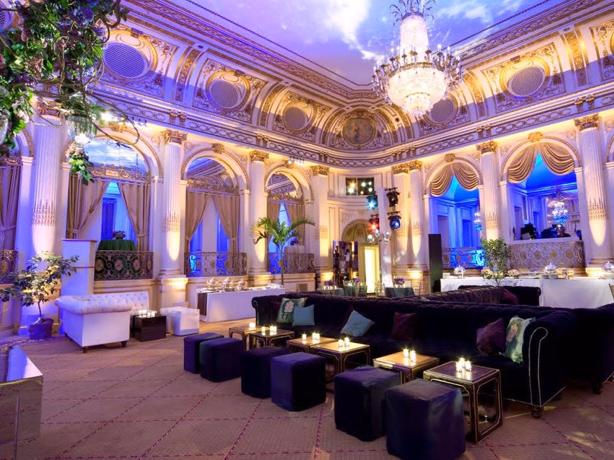 Phòng hội nghị Grand Ballroom được thiết kế để tổ chức một số sự kiện nổi tiếng nhất và các bữa tiệc hoang dã của làng giải trí.