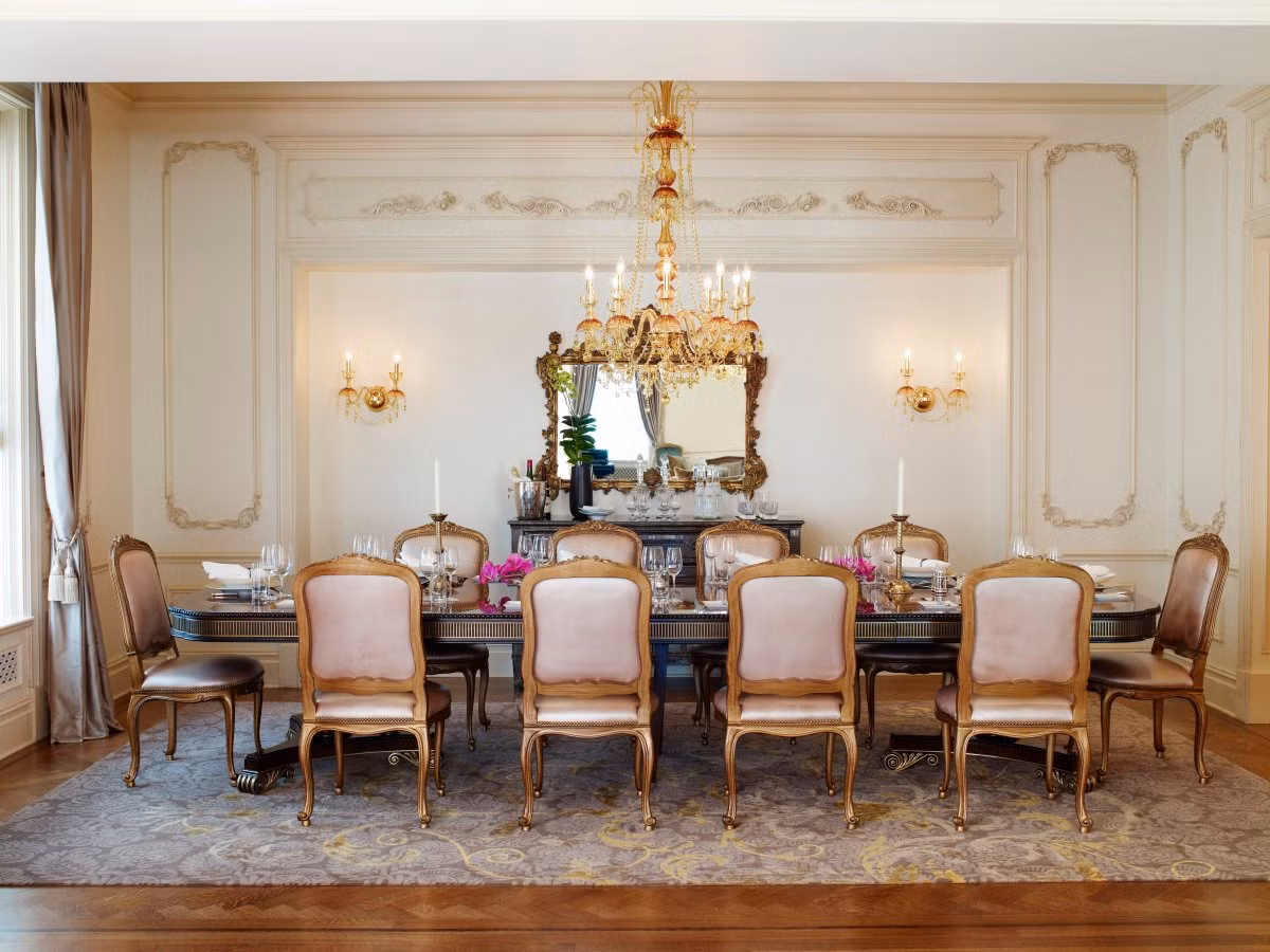 Phòng ăn rộng rãi mang kiến trúc cổ kính.