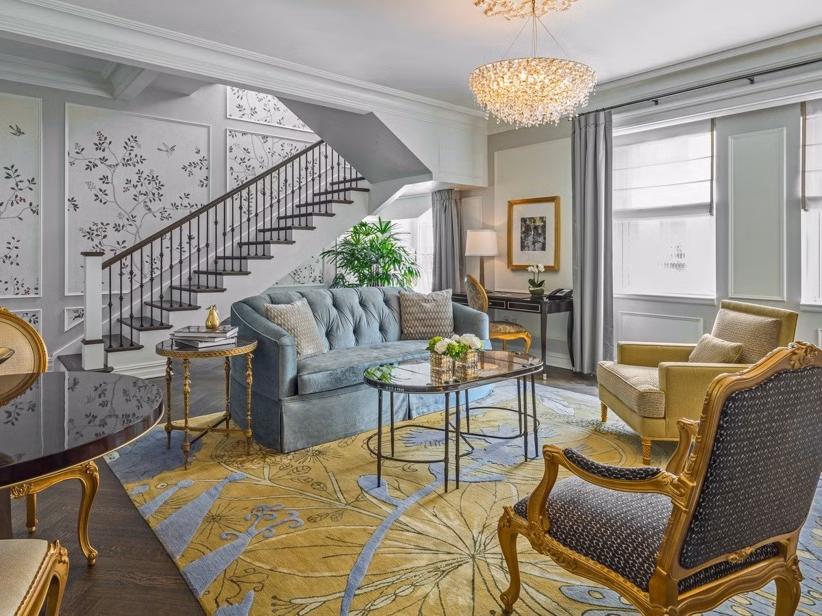 Các phòng trang bị nhiều đồ nội thất dát vàng sáng bóng.