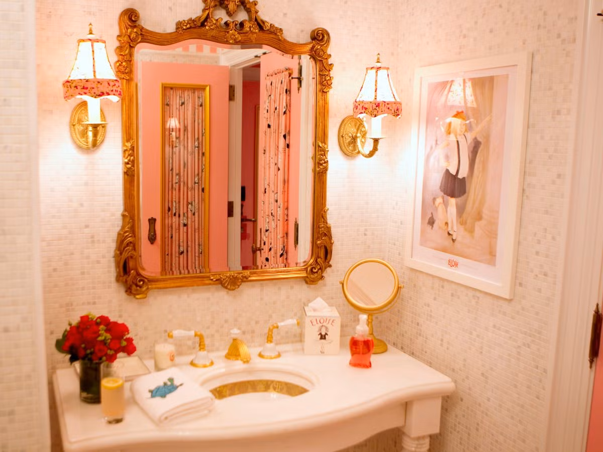 Phòng tắm trong khách sạn được thiết kế với nhiều chi tiết dát vàng sáng bóng.