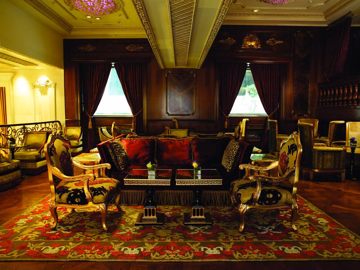 Khách sạn này còn có cả một câu lạc bộ đêm với các chỗ ngồi sang trọng để du khách thưởng thức nhạc sống, cocktail và đồ uống.