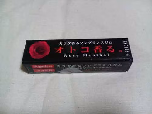 Kẹo cao su mồ hôi hương hoa hồng: Ăn loại kẹo cao su này xong, người dùng sẽ có mùi mồ hôi thơm hương hoa hồng. Đó là những gì mà hãng sản xuất loại kẹo cao su Otoko Kaoru của Nhật khẳng định với khách hàng. Loại kẹo này bán rất chạy tại đất nước này.