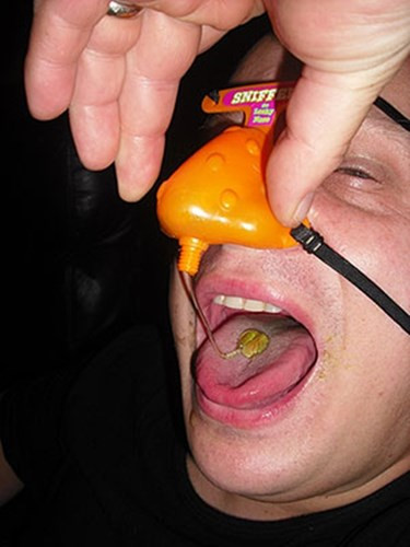 Kẹo nước mũi: Loại kẹo này được thiết kế dựa trên hiện tượng chảy nước mũi. Nó có hình chiếc mũi và có thể đeo lên khuôn mặt. Phần kẹo sẽ rỉ ra từ "chiếc mũi" khi bạn bóp mũi. Nhà sản xuất khuyến khích mọi người dùng lưỡi để liếm hết phần kẹo.