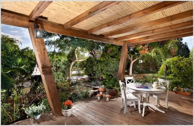 Không gian nghỉ ngơi ngoài hiên dùng tre để làm mái.