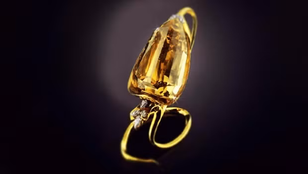 4. The Incomparable: Năm 1982, trong khi đang chơi trên một đống đổ nát ở khu vực Mbuji Mayi, Cộng hòa Congo, một bé gái đã phát hiện ra viên kim cương Incomparable. Trước khi cắt, nó nặng 890 carat (178g). Hiện tại, viên kim cương chỉ còn nặng 407,48 carat (82g).