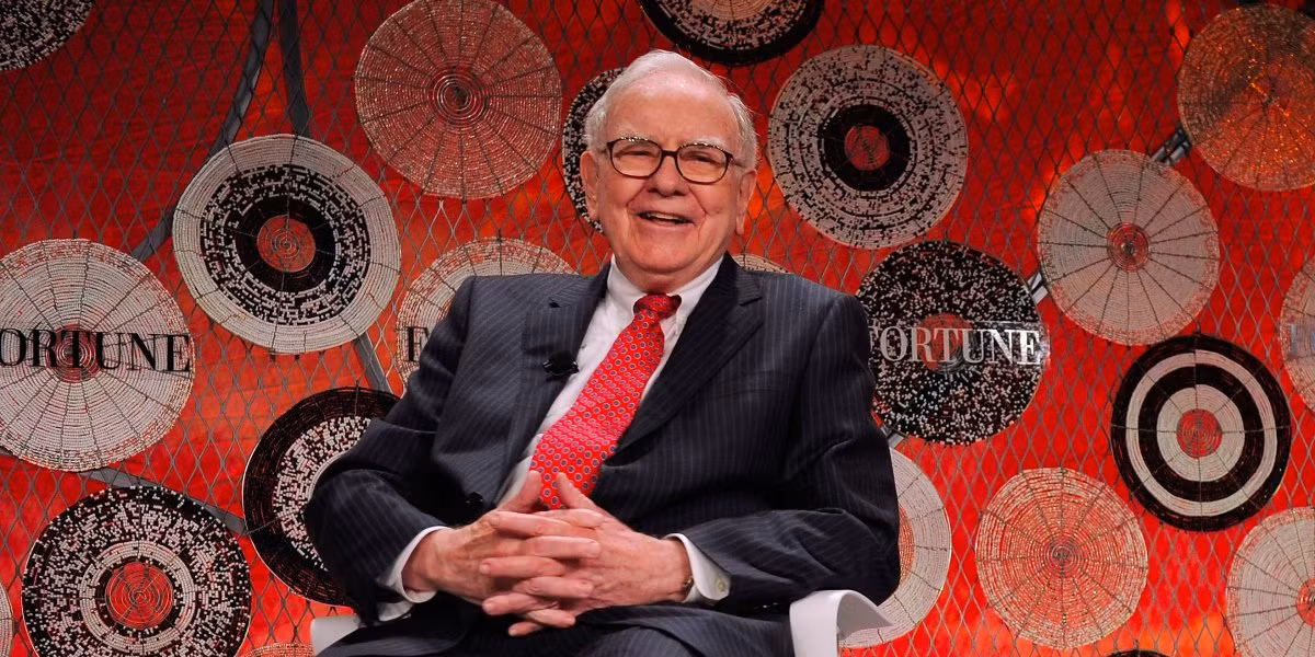 Warren Buffett đã cam kết sẽ làm từ thiện hơn 99% tài sản của mình và hiện ông đã tặng hơn 21,5 tỷ USD. Năm 2014, Warren Buffett dẫn đầu danh sách tỷ phú làm từ thiện nhiều nhất với khoản tài trợ 2,1 tỷ USD cho quỹ Bill and Melinda Gates Foundation. Với tư cách là người đồng sáng lập quỹ từ thiện Pledge Giving, Buffett đã lên kế hoạch cho đi 99% tài sản để làm từ thiện.