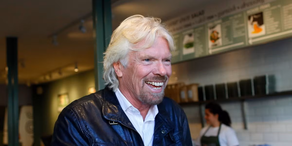 Tỷ phú quái chiêu của Anh Richard Branson đã dành 80% thời gian cho Virgin Unite – quỹ từ thiện của tập đoàn Virgin. Mặc dù nổi tiếng với những thú chơi ngông nhưng Richard Branson vẫn quyết định chia sẻ tài sản của mình với cộng đồng thông qua việc tham gia vào Pledge Giving. Ông hỗ trợ hàng chục tổ chức từ thiện và cơ sở, bao gồm cả Mineseeker Foundation, Cancer Foundation...