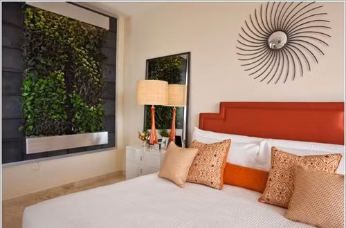 Phòng ngủ được tăng thêm phần mát mẻ với vườn cây treo bên cạnh.