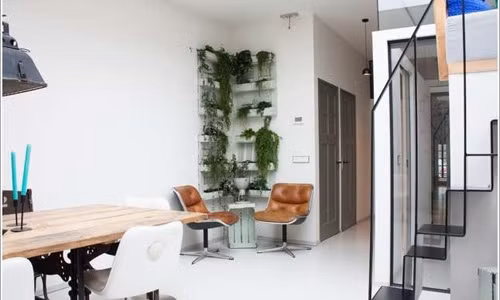 Căn phòng thêm mát mẻ hơn với vườn cây treo ở góc phòng.