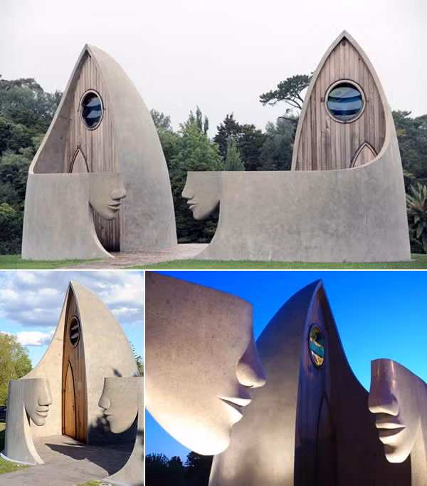 Nhà vệ sinh công cộng như một tác phẩm nghệ thuật tại thành phố Matakana ở New Zealand do Steffan de Haan, sinh viên năm nhất khoa Mỹ thuật trường Elam School thuộc ĐH Aucklands thiết kế và đoạt giải nhất cuộc thi sáng tạo toilet công cộng năm 2009 của thành phố. Công trình này được xây trong 7 năm từ bê tông kết hợp với khuôn gỗ.