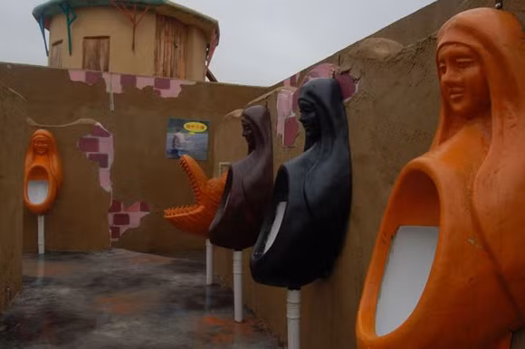 Nhà vệ sinh kỳ quặc này nằm trong một công viên ở Trùng Khánh, Trung Quốc. Ở đây có hơn 1.000 bệ xí được thiết kế theo nhiều hình thù khác nhau. Khu vực này thỉnh thoảng còn cài đặt cả truyền hình và phát nhạc.