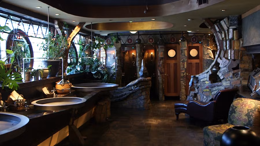 Nhà vệ sinh pháo đài: Nhà vệ sinh của Nhà hát Varsity ở Ninkytown, Mỹ được bình chọn là nhà vệ sinh tốt nhất Mỹ (năm 2013). Kiến trúc tuyệt đẹp của nhà vệ sinh, hệ thống cây xanh, ánh sáng và khu rửa tay đều hết sức đặc biệt. Nơi đây được miêu tả như một pháo đài châu Âu khiến du khách quên mất cảm giác mình đang ở trong một nhà vệ sinh công cộng.