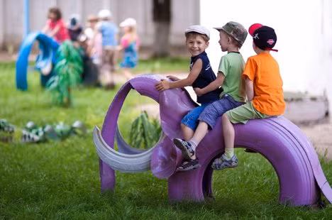 Con voi tím từ lốp xe cho trẻ nhỏ vui chơi.