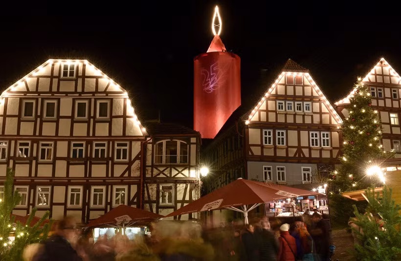 Chợ Giáng sinh ở Schlitz, Đức, được trang hoàng bởi một cây nến khổng lồ.