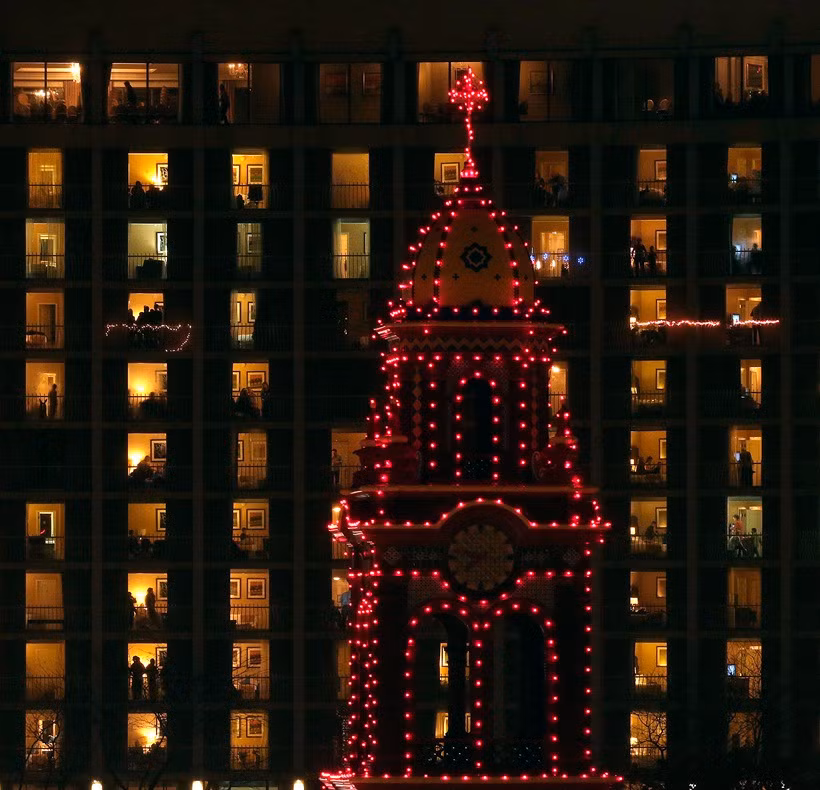 Ánh đèn Giáng sinh thắp sáng trung tâm mua sắm Country Club Plaza tại thành phố Kansas, Mỹ.