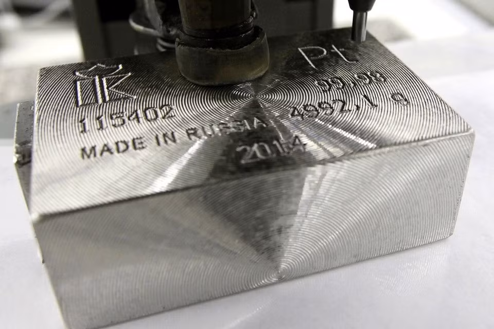 Một thỏi bạch kim 99,98% sản xuất trong năm 2014 tại nhà máy Krastsvetmet. Công ty cho biết, trong năm 2025, họ sẽ tăng sản lượng bạch kim lên đến 154 tấn.