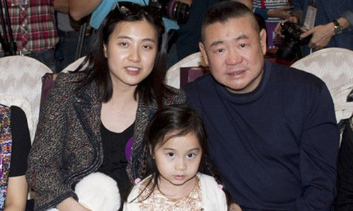 Với tài sản ước tính 10,2 tỷ USD, tỷ phú Hồng Kông Joseph Lau (ảnh) rất chịu chơi khi chi hàng chục triệu USD để mua 3 viên kim cương tặng cô con gái 7 tuổi của mình. Không chỉ sở hữu tài sản kếch xù, ông còn mạnh tay sắm chiếc chuyên cơ Boeing 747-8 VIP trị giá 153 triệu USD. Chuyên cơ này được tỷ phú Lau trang bị nhiều tiện nghi độc đáo như cầu thang xoắn ốc, hầm rượu vang hơn 10.000 chai, phòng tập thể dục, rạp hát...